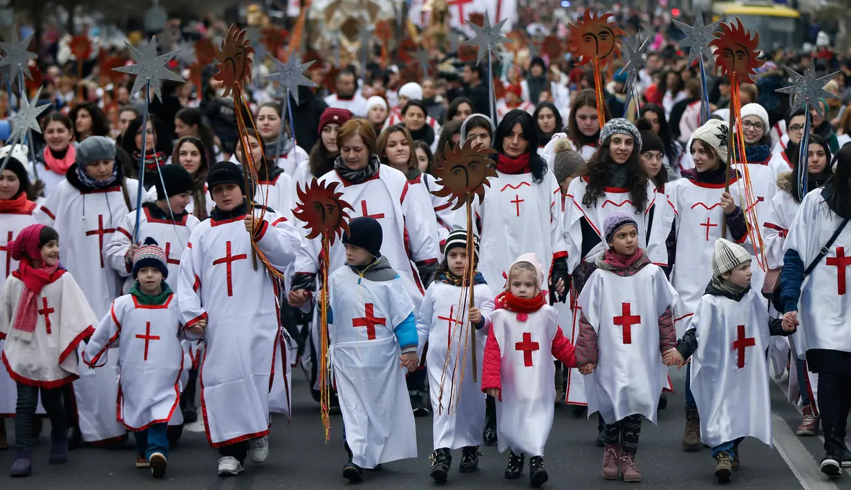 Sejumlah peserta "Alilo" saat melakukan pawai bersama di jalanan Tbilisi, Georgia, Kamis (7/1). Para peserta ini merupakan penganut Kristen Ortodoks di Georgia. (REUTERS/David Mdzinarishvili)