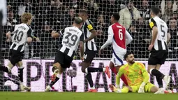 Pemain Newcastle, Anthony Gordon (kiri) melakukan selebrasi setelah mencetak gol kedua timnya ke gawang Arsenal dalam laga leg kedua Carabao Cup 2024/2025 di St James Park, Newcastle, Inggris, Kamis (06/02/2025). (AP Photo/Jon Super)