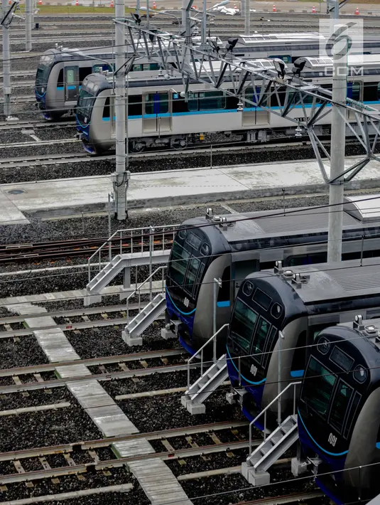 Sejumlah kereta Mass Rapid Transit (MRT) berjajar di Depo MRT Lebak Bulus, Jakarta, Rabu (20/2). Hingga kini belum ditetapkan tarif untuk meniki MRT Jakarta. (Liputan6.com/Faizal Fanani)