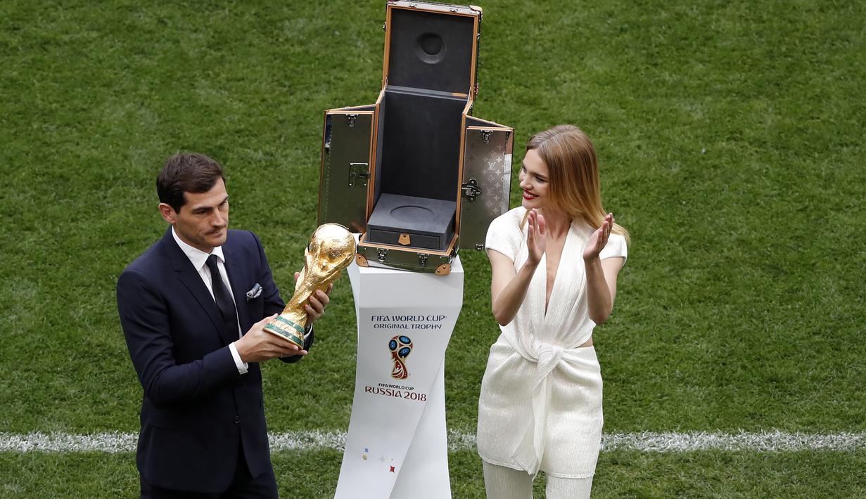 Iker Casillas membawa trofi Piala Dunia 2018 saat upacara pembukaan di Luzhniki stadium, Moskow, Rusia, (14/6/2018). Rusia dan Arab Saudi tampil pada laga pembuka. (AP/Darko Bandic)