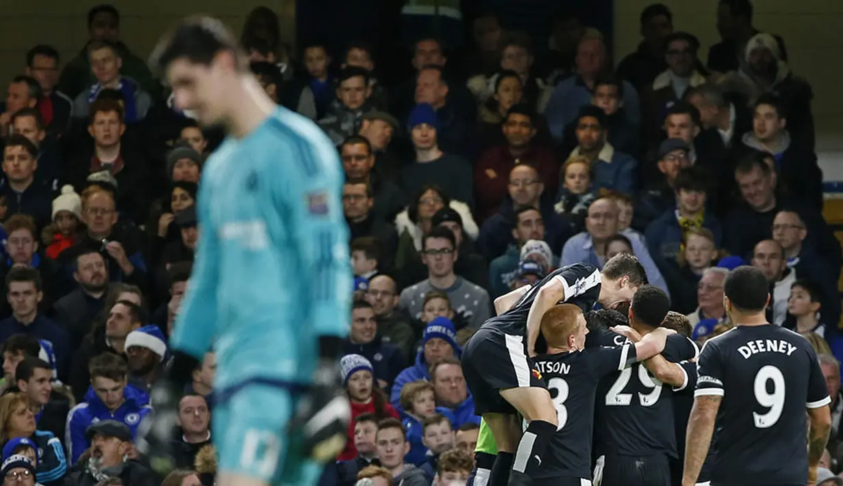 Para pemain Watford merayakan gol yang dicetak Odion Ighalo ke gawang Chelsea pada laga Premier League. (Reuters/Stefan Wermuth)