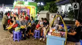 Warga menikmati suasana hari pertama Pekan Raya Jakarta atau Jakarta Fair 2025 di JIExpo Kemayoran, Jakarta, Kamis (19/6/2025). (Liputan6.com/Herman Zakharia)