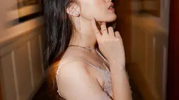 Artis dengan nama lengkap Aisyah Aqilah Azhar ini memakai aksesosi cincin, kalung dan anting untuk mendukung penampilannya. Uniknya, anting yang dikenakan Aisyah Aqilah juga modelnya kupu-kupu sama seperti dress yang dikenakannya. Tampil dengan gaya rambut basah yang dibiarkan digerai, rambut Aisyah Aqilah ini ditata oleh hair stylish Kristalianti. (Liputan6.com/IG/@aisyahaqilahh)