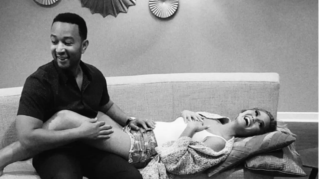 Chrissy Teigen Hamil