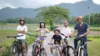 Liburan ke Magelang, Jawa Tengah, saat ini menjadi salah satu pilihan banyak para selebriti. Terutama untuk liburan keluarga karena bisa menikmati liburan sambil belajar sejarah. Dalam unggahan Instagramnya, Dwi Sasono diketahui menginap di sebuah hotel yang berada di belakang Candi Borobudur yang masih banyak area persawahan. (Liputan6.com/IG/@dwisasono)