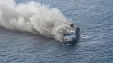 Kapal Mutiara Sentosa 2 terbakar di perairan Sumenep, Jawa Timur, Minggu (2/8/2026). (AFP/ Frida Perkasa)