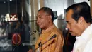 Ketua KPK, Agus Rahardjo (kiri) memberikan keterangan usai melakukan pertemuan dengan Jaksa Agung, HM Prasetyo di gedung Kejagung, Jakarta, Selasa (5/1/2016). Pertemuan membahas penguatan pengawasan pemberantasan korupsi. (Liputan6.com/Helmi Fithriansyah)