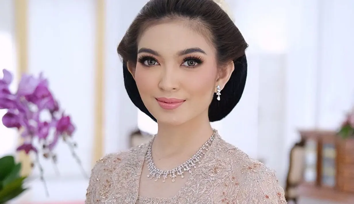 Dalam acara akad nikah Kaesang, Selvi Ananda lebih memilih warna yang lebih soft. Bagian blush on, eyeshadow, dan lipstick dipoles dengan lembut menggunakan warna nude dan coral.  Sementara itu, untuk matanya, Selvi memilih contact lens berwarna abu-abu. (Liputan6.com/IG/@rama_jee)
