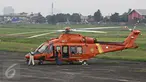 Helikopter AgustaWestland AW139 milik Basarnas bersiap melakukan uji terbang di Bandara Pondok Cabe, Tangerang Selatan, Senin (22/2). Helikopter AW139 memberikan kemampuan Search and Rescue (SAR) terbaik kinerja dikelasnya (Liputan6.com/Immanuel Antonius)