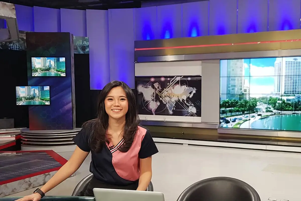 Stephanie Susanto saat siaran di sebuah stasiun televisi.