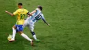 Aksi kedua pemain bintang klub Barcelona, Neymar berebut bola dengan Messi saat pertandingan Brasil kontra Argentina dalam Kualifikasi Piala Dunia 2018, di stadion Mineirao, Belo Horizonte, Brasil (10/11). (Reuters/Ricardo Moraes)