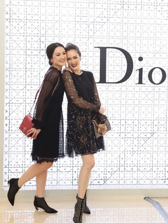 Kekompakkan Cathy Sharon dan Julie Estelle juga kerap terlihat saat mengenakan pakaian dengan warna yang sama. Seperti ketika menghadiri acara Dior, Cathy dan Julie terlihat sama-sama mengenakan dress berwarna hitam. (Liputan6.com/IG/@julstelle)