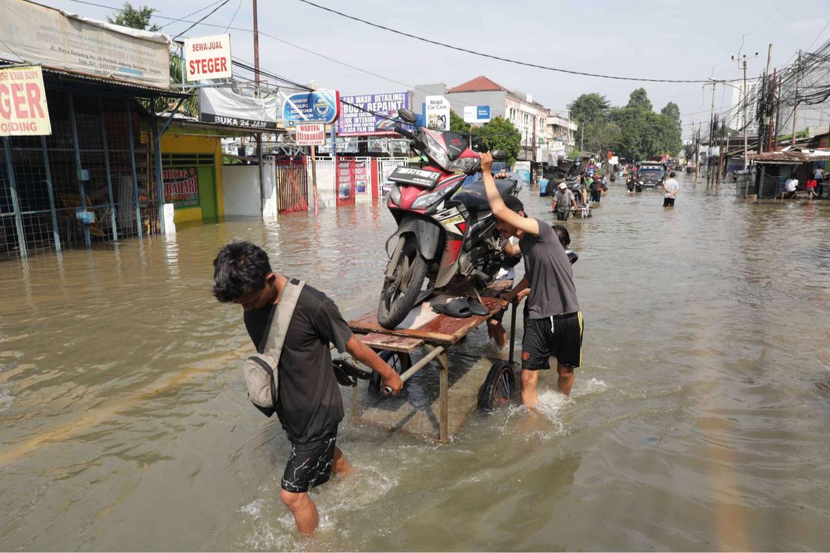 Kondisi akses Jakarta-Tangerang terputus akibat luapan Kali Angke