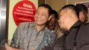 Direktur Utama PT Bursa Berjangka Jakarta, Bihar Sakti Wibowo (kiri) saat akan menjalani sidang perdana terkait kasus penyuapan mantan Kepala Bappebti Syahrul Raja Sempurnajaya di Pengadilan Tipikor Jakarta, Rabu (3/6/2015). (Liputan6.com/Helmi Afandi)