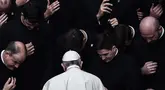Paus Fransiskus berdoa bersama para imam di akhir audiensi publik terbatas di halaman San Damaso, Vatikan pada 30 September 2020. (Filippo MONTEFORTE/AFP)