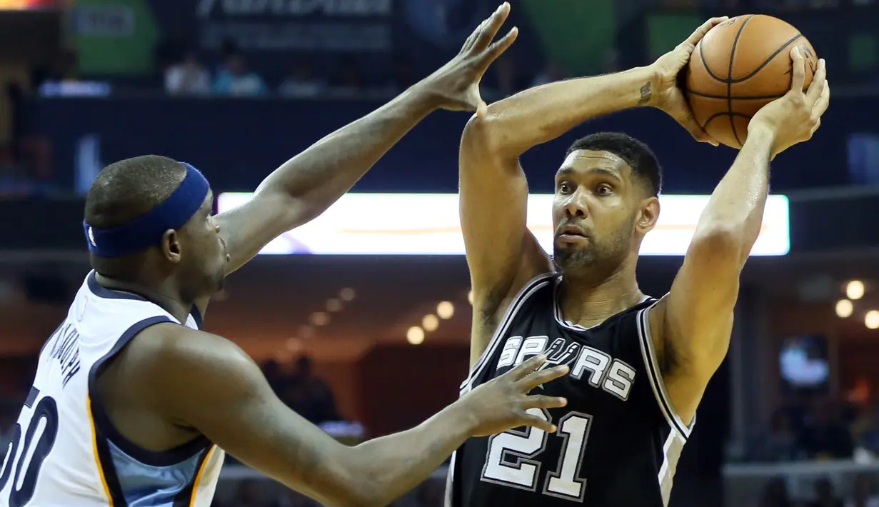 Center San Antonio Spurs, Tim Duncan (21), saat dihadang forward Memphis Grizzlies, Zach Randolph (50), pada laga play off NBA di FedEx Forum, Memphis, AS, Sabtu (23/4/2016) WIB. (Reuters/Nelson Chenault-USA TODAY Sports)