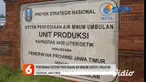 Warga berebut untuk mendapatkan sebuah kaos yang dibagikan oleh Presiden RI Joko Widodo dari balik jendela mobilnya, pada Senin siang (22/3) di Kabupaten Pasuruan, Jawa Timur. Kunjungan kerja Jokowi kali ini, untuk meninjau dan meresmikan proyek air ...