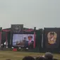 Tayangan sambutan Presiden Jokowi dalam peringatan hari jadi ke-67 Kopassus di Cijantung, Jakarta Timur, Rabu (24/4/2019). (Liputan6.com/Muhammad Radityo Priyasmoro)