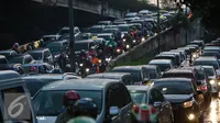 Sejumlah kendaraan terjebak macet di kawasan TB Simatupang, Jakarta, Senin (11/1). Pada 2016, Pemprov DKI Jakarta akan fokus pada pengadaan bus, penertiban parkir liar, serta pengandangan bus tak layak demi mengurai kemacetan. (Liputan6.com/Faizal Fanani)