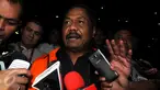 Budi Supriyanto enggan berkomentar usai diperiksa KPK, Jakarta, Selasa (15/3/2016). Politisi Partai Golkar tersebut resmi ditahan karena terbukti menerima  305 ribu dolar Singapura dalam proyek di Kementerian PUPR. (Liputan6.com/Helmi Afandi)