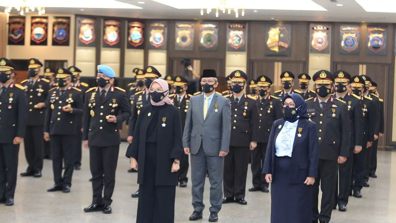 Kepolisian Republik Indonesia memberikan Anugerah Bintang Bhayangkara Pratama kepada Direktur Jenderal Bea dan Cukai, Askolani. (Dok Bea Cukai)