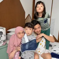 Nycta Gina dan keluarga (Instagram/missnyctagina)