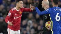 Bintang MU Ronaldo berdebat dengan bek Chelsea Thiago Silva pada lanjutan Liga Inggris (AP)