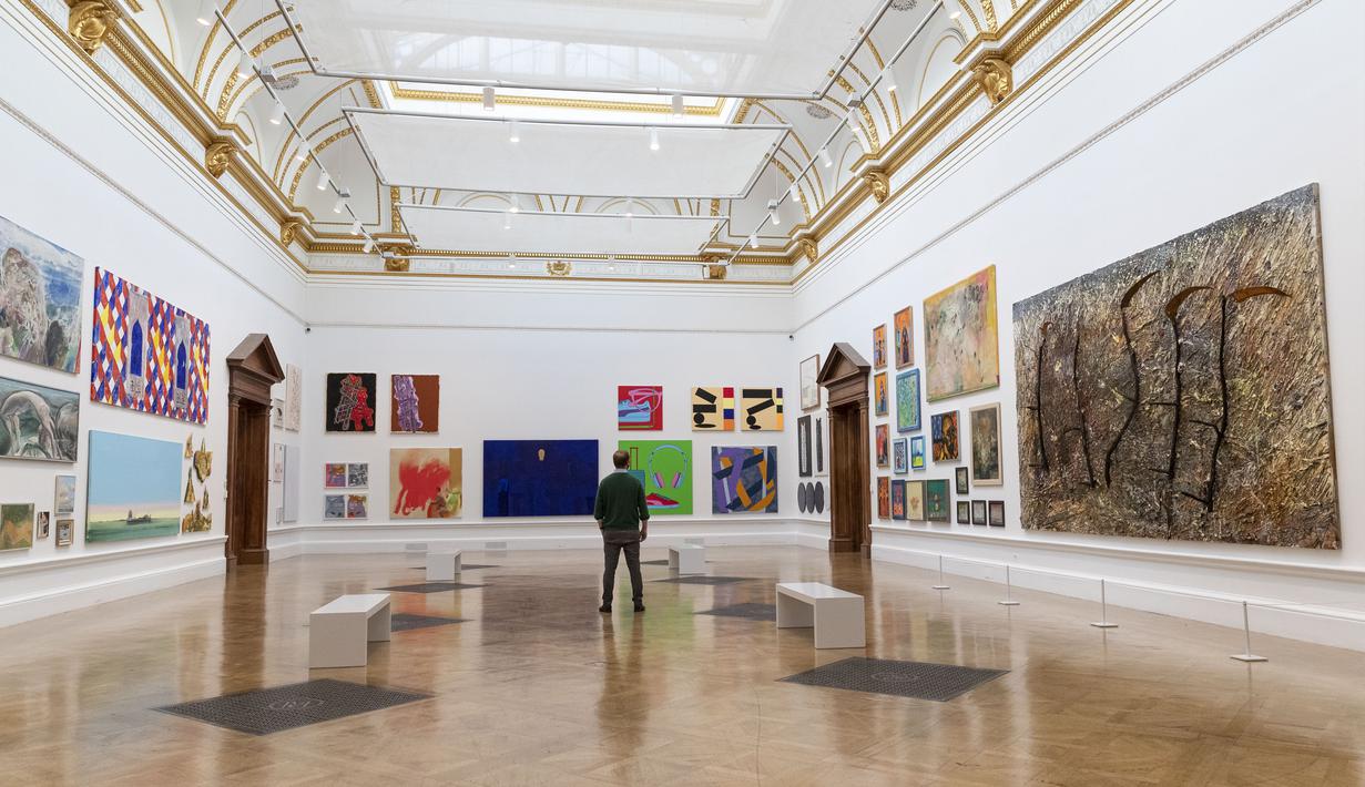Staf mengamati karya seni dalam pratinjau Pameran Musim Panas di Royal Academy of Arts, London, Inggris, 28 September 2020. Pameran Musim Panas Royal Academy of Arts akan dibuka untuk umum mulai 6 Oktober 2020 hingga 3 Januari 2021. (Xinhua/Han Yan)