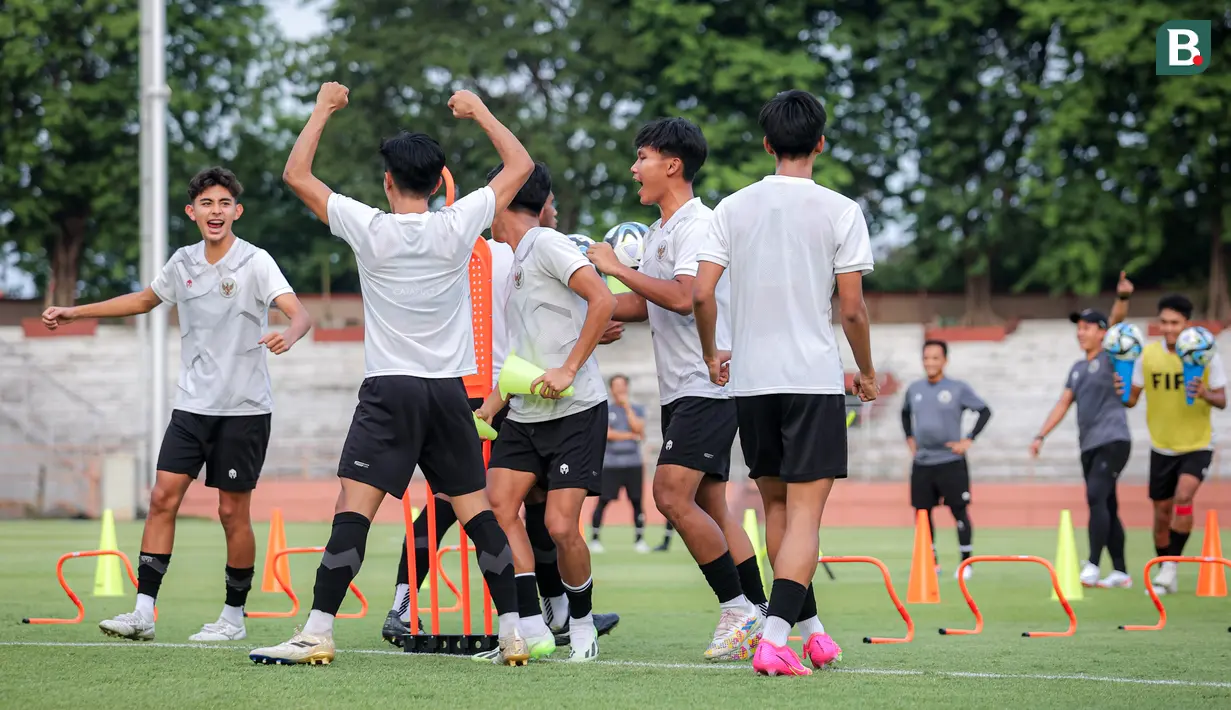 Pemain Timnas Indonesia U-17, Welber Jardim (kiri) melakukan selebrasi bersama rekan setimnya saat memenangkan fun game Pemain Timnas Indonesia U-17, Amar Brkic berusaha menyeimbangkan bola saat fun game pada latihan resmi menjelang laga penentu Grup A Piala Dunia U-17 2023 di Stadion Gelora 10 November, Tambaksari, Surabaya, Rabu (15/11/2023). (Bola.com/Bagaskara Lazuardi)