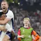 Selebrasi Striker Timnas Inggris, Harry Kane bersama Ollie Wwatkins merayakan kemenangan 2-1 atas Timnas Belanda usai berakhirnya laga semifinal Euro 2024 di Westfalenstadion, Dortmund, Jerman, Kamis (10/7/2024). (AP Photo/Martin Meissner)