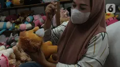 Perajin boneka rumahan Sipaka tengah menyelesaikan pembuatan boneka di Bekasi, Jawa Barat, Rabu (27/9/2023). (merdeka.com/Imam Buhori)