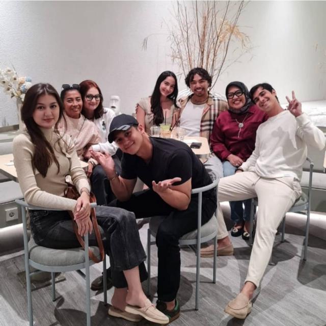 6 Potret Zoe Jackson Bukber Bareng Keluarga Cinta Brian, Hangat Meski Beda Agama