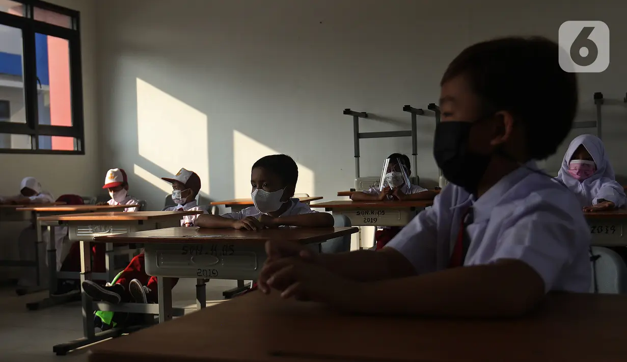 Siswa mengikuti uji coba pembelajaran tatap muka di SDN 05 Kalisari, Jakarta, Senin (30/8/2021). Pemprov DKI menggelar pembelajaran tatap muka di tengah pandemi covid-19 mulai 30 Agustus 2021 secara terbatas dengan kapasitas 50 persen pada setiap satuan pendidikan. (Liputan6.com/Herman Zakharia)