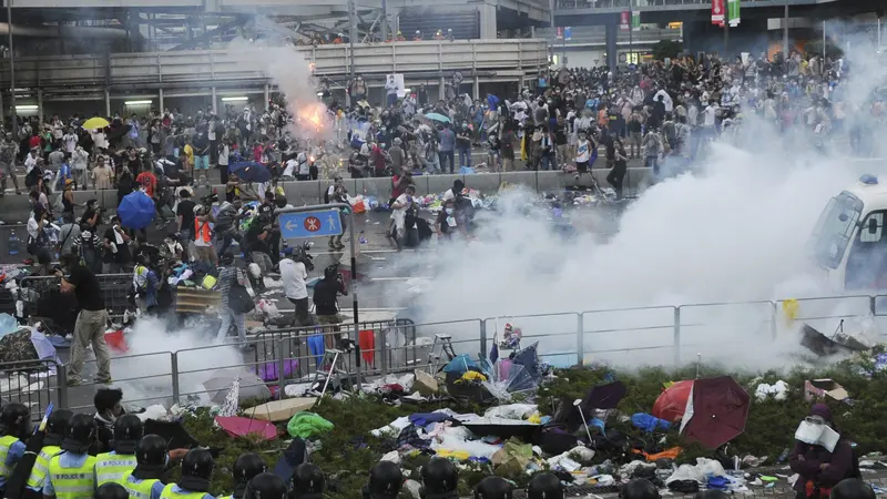 Polisi Hong Kong menembakkan gas air mata