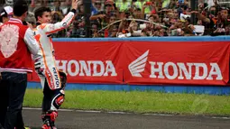 Pebalap MotoGP dari tim Honda, Marc Marquez menyapa penggemarnya di Sirkuit Sentul, Bogor, (21/10/2014). (Liputan6.com/Helmi Fithriansyah)