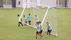 Pemain Bhayangkara FC menggotong tiang gawang saat sesi latihan di Lapangan B Senayan, Jakarta, Kamis (4/1/2023). Mereka tetap menggenjot porsi latihan meski kompetisi BRI Liga 1 sedang libur panjang. (Bola.com/M Iqbal Ichsan)