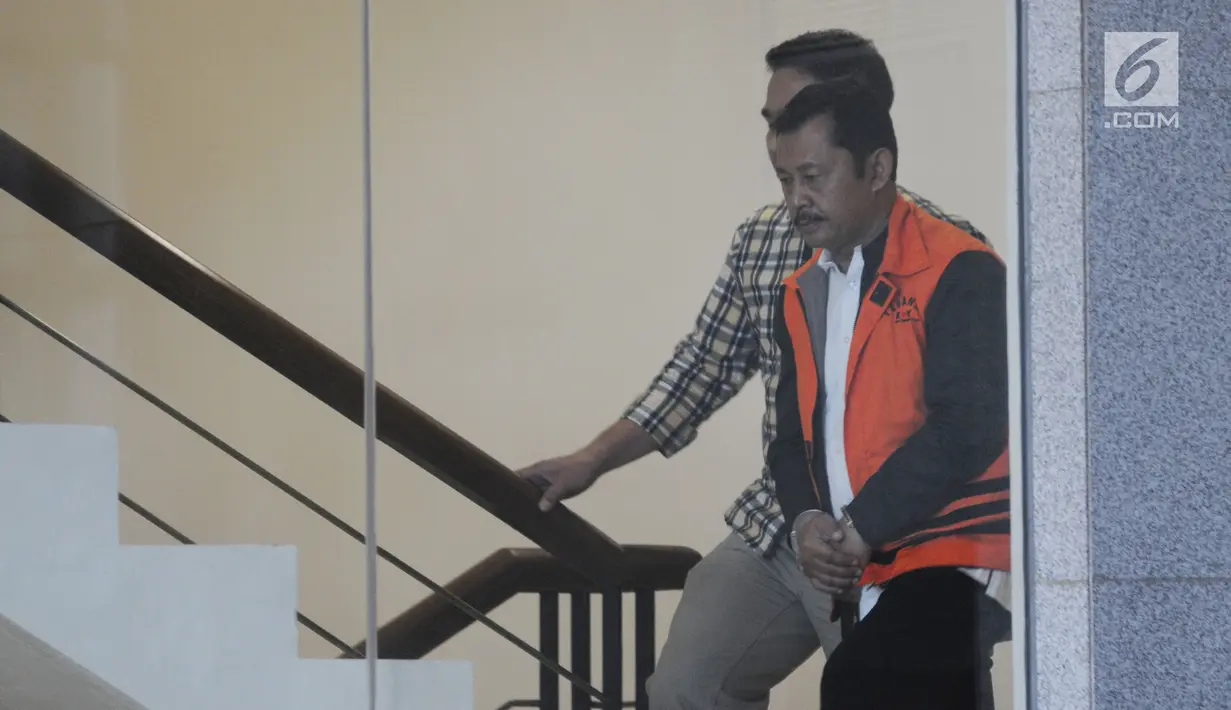 Kadis Kelautan dan Perikanan, Edy Sofyan menuju ruang pemeriksaan di Gedung KPK, Selasa (30/7/2019). Edy Sofyan diperiksa terkait dugaan suap izin prinsip dan lokasi pemanfaatan laut proyek reklamasi di wilayah pesisir dan pulau-pulau kecil Kepulauan Riau Tahun 2018/2019. (merdeka.com/Dwi Narwoko)