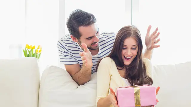 Inspirasi Kado Anniversary Terbaik, Bikin Pasangan Lebih Happy dan Punya Kebanggaan
