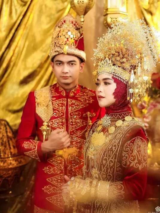 Mereka mengenakan pakaian adat Aceh dengan kombinasi warna merah menyala dan juga emas. (Instagram/fdphotography).