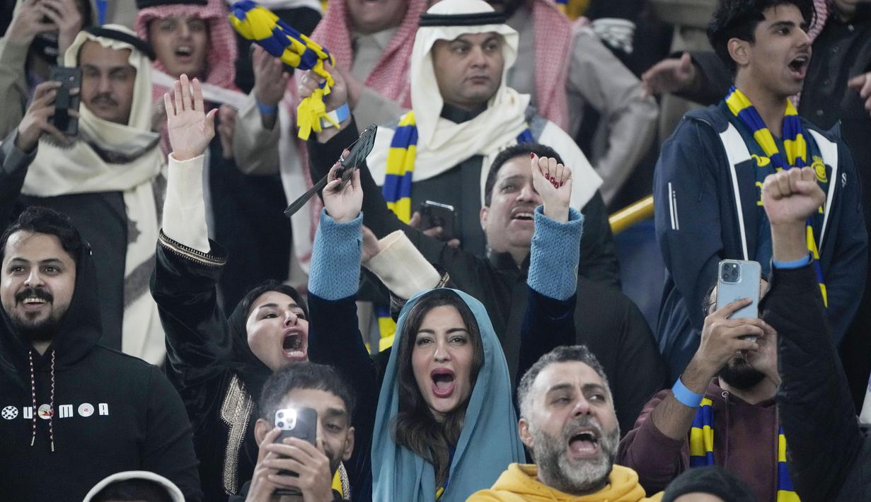 Para suporter berteriak memanggil nama Cristiano Ronaldo saat perkenalan di Stadion Mrsool Park, kandang Al Nassr. (AP Photo/Amr Nabil)