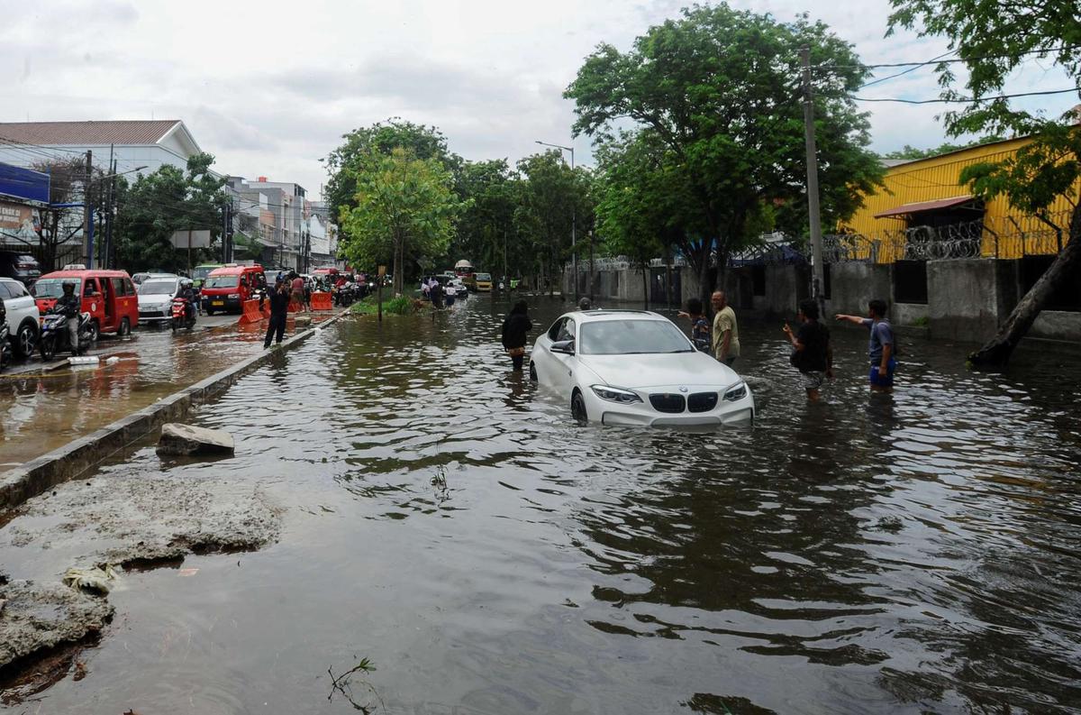 Mobil mewah mogok saat banjir rob di Muara Angke