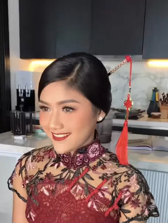 Neo_onhair membuat rambut Erina disanggul modern minimalis ditambah hiasan tusuk konde warna merah dengan detail ornamen khas Tinghoa.  (@hepidavid)