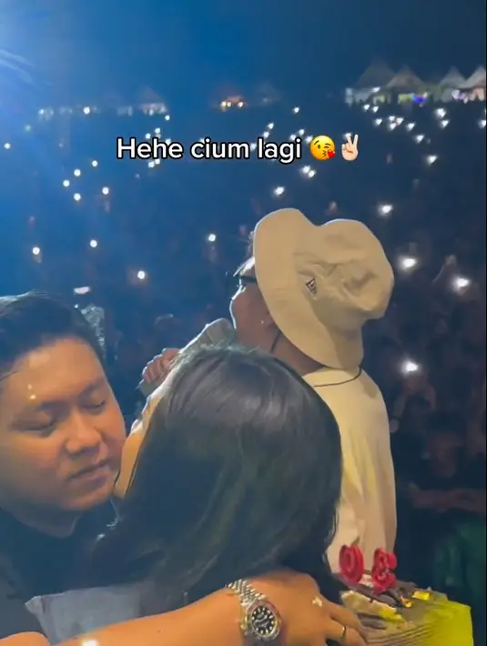 Setelah tiup lilin, Denny Caknan kembali menunjukkan kemesraannya dengan sang istri. Denny mencium pipi dan kening lagi istri tercinta yang dinikahi pada 7 Juli 2023 lalu. [Instagram/bellabonita_r.a]