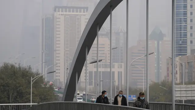 Aktivitas Warga Beijing Saat Diselimuti Kabut Polusi