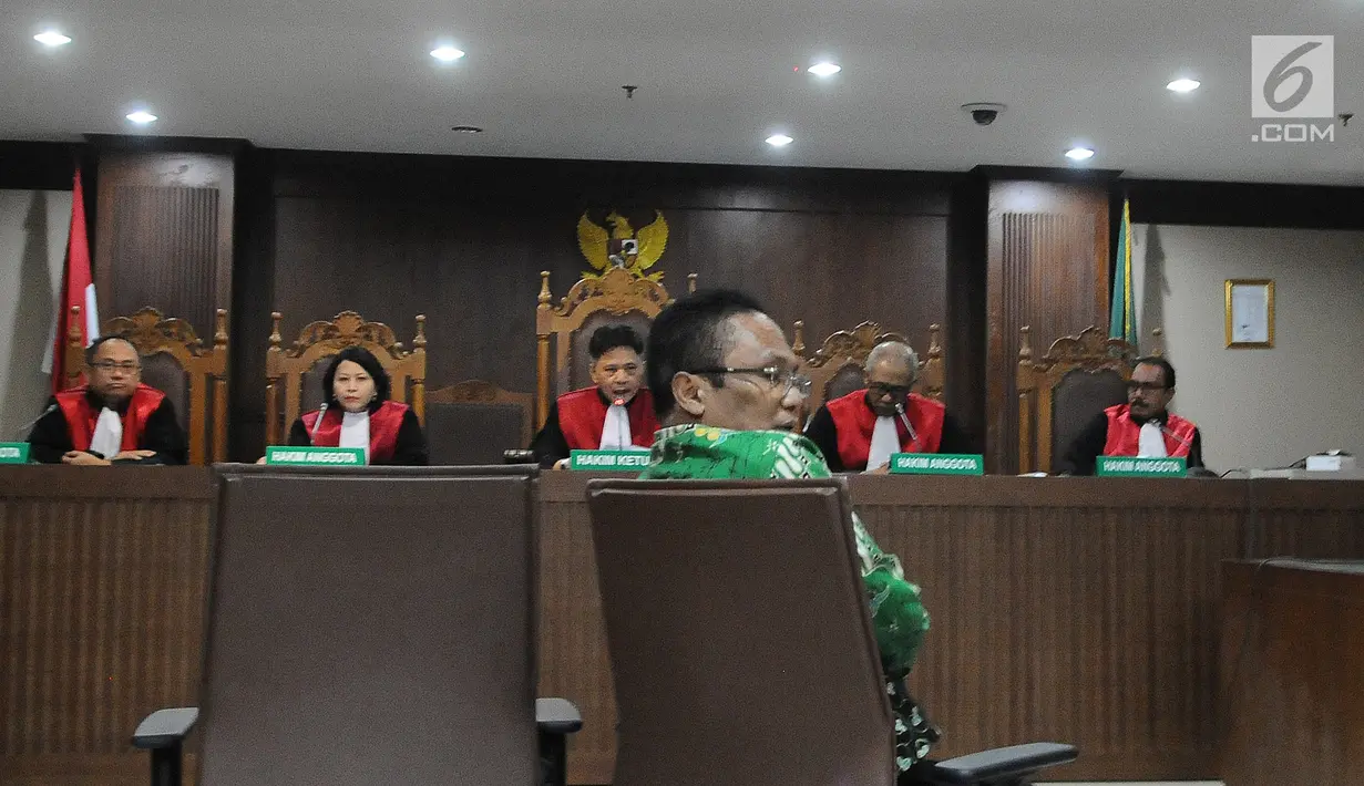 Mantan Manajer Merger dan Akuisisi Direktorat Hulu PT Pertamina Persero, Bayu Kristanto saat menjalani sidang putusan di Pengadilan Tipikor, Jakarta, Senin (18/3). Bayu Kristanto divonis delapan tahun penjara. (Liputan6.com/Herman Zakharia)