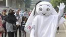 Maskot Piala Dunia 2022, La'eeb, menyapa warga Ibukota saat Car Free Day (CFD) di kawasan Sudirman, Jakarta, Minggu (06/11/2022). (Bola.com/M iqbal Ichsan)