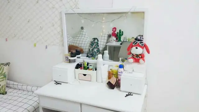 Transformasi kamar kos yang dulunya kumuh menjadi layak untuk ditinggali.