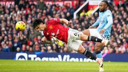 Pertandingan yang bertajuk Derby Manchester tersebut alot sejak wasit meniup peluit tanda sepak mulai. (AP Photo/Dave Thompson)