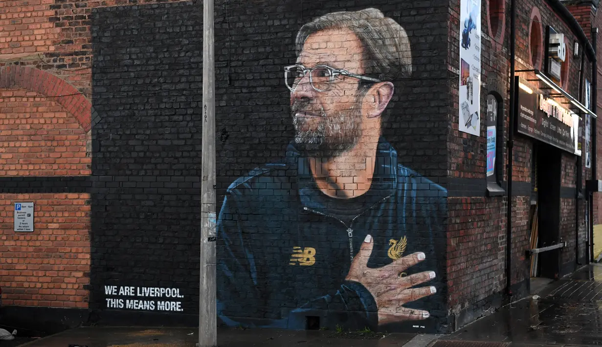 Mural pelatih klub Liverpool, Jurgen Klopp di Jamaica Street, pusat kota Baltic Triangle di Liverpool, Senin (10/12). Banyak yang menyambut baik pembuatan mural itu namun tidak sedikit pula yang mencibir, termasuk suporter klub Everton. (Paul ELLIS / AFP)