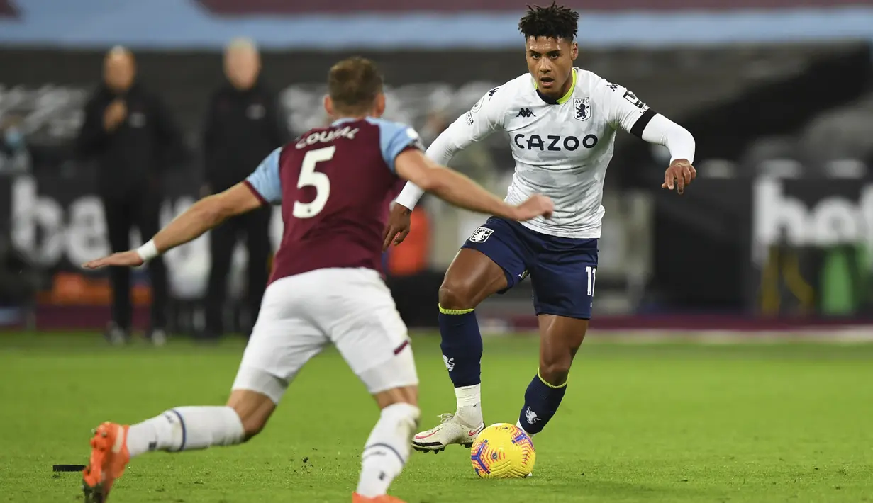 Bek West Ham, Vladimir Coufal berebut bola dengan gelandang Aston Villa, Marvelous Makamba pada pekan 10 Liga Inggris 2020-2021 di Stadium of London, Selasa (1/12/2020) dini hari WIB. West Ham secara dramatis berhasil mengalahkan Aston Villa dengan skor akhir 2-1. (Neil Hall/Pool Via AP)